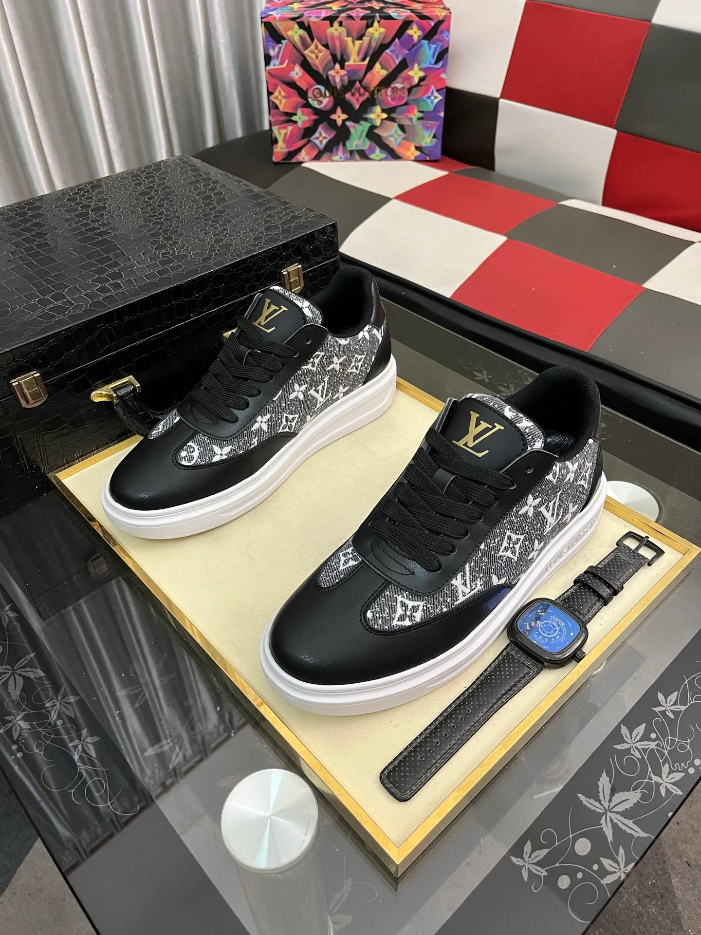 Men's shoes 💰540⌚️⌚️ Louis vuitton/LV Louis Vuitton 》Original quality.~ Unique modern style sneakers. 🏃A must-have casual shoe for trendy men😍😍 Original brand imported from Italy, imported original leather, sheep lining (refuses to discolor and grind feet) Sole: Original sole provided by the original factory, French lazy style design ⚠️Fit to the feet, original quality, super comfortable original sole. Code number: 38-445️⃣Colors available